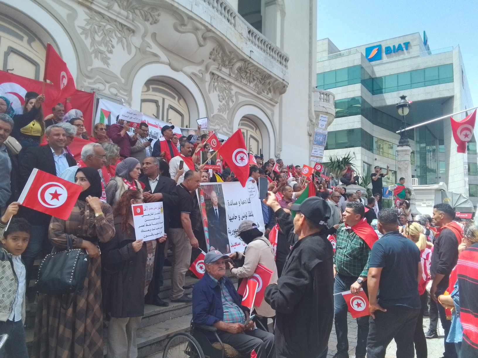 تونس تستعيد مجدها: مواطنون يتظاهرون دعما للرئيس قيس سعيد ورفضا للتدخل الأجنبي
