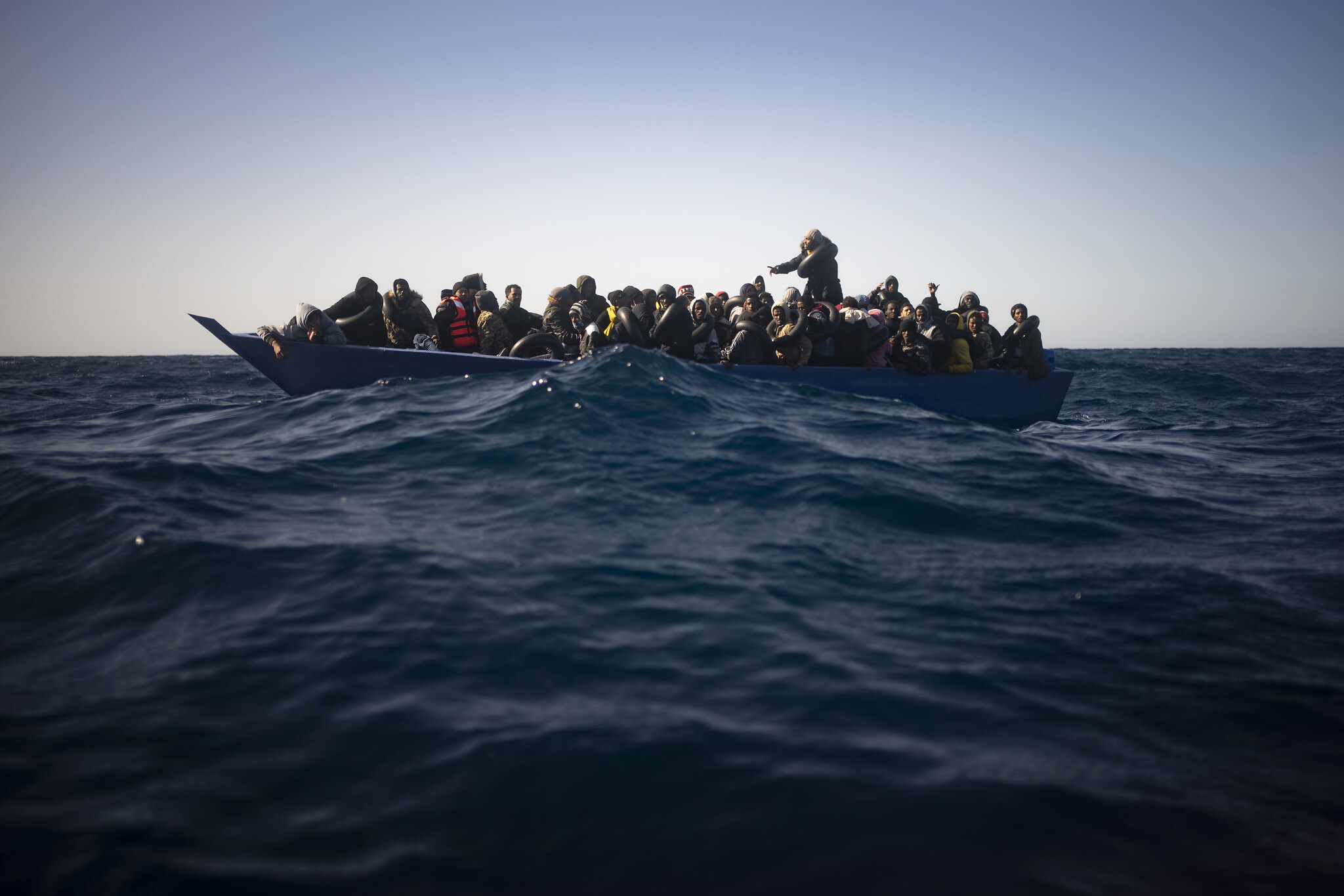 عمليات بحث مكثفة عن قارب يقل 40 مهاجرًا تونسيًا فُقدوا منذ أسبوع