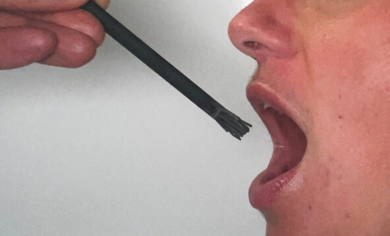 اكتشاف طريقة فعّالة لاختبار سرطان الفم باستخدام فرشاة صغيرة