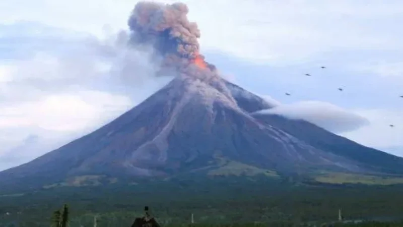 بركان مايون يستيقظ من جديد… الفلبين ترفع درجة الخطر وتحذّر من انفجار وشيك