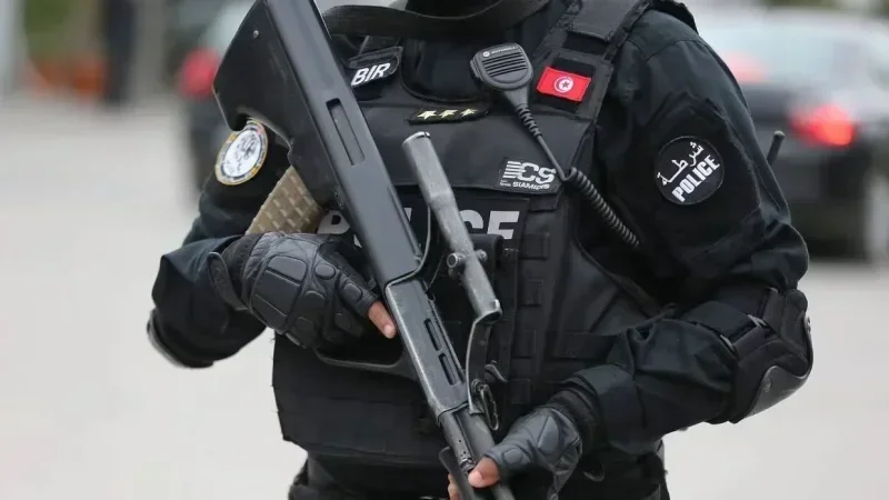 الرئيس يسند وسام الوفاء والتضحية بعد الوفاة لعون الأمن مروان قادري