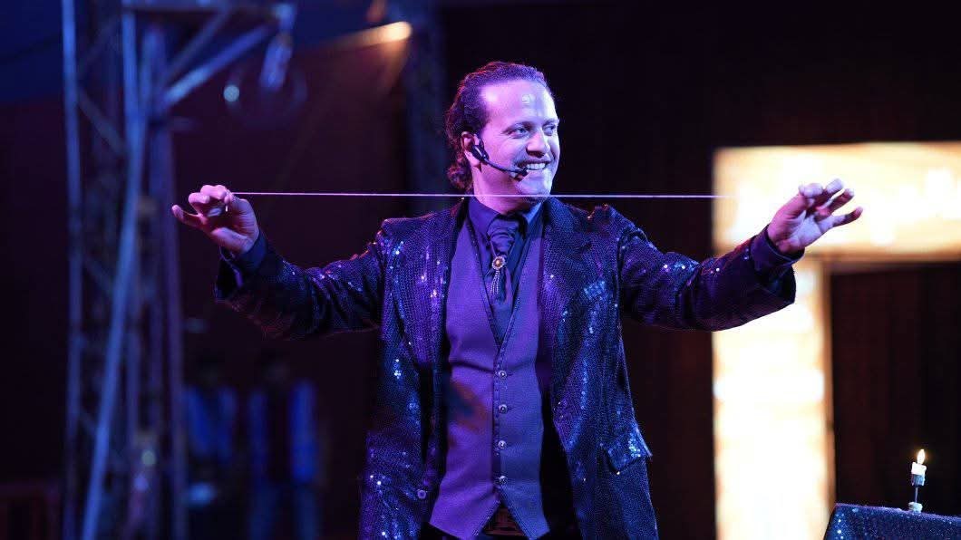 الساحر التونسي رفيق زيتوني يبهر الالمان بعرض العاب سحرية عالمية