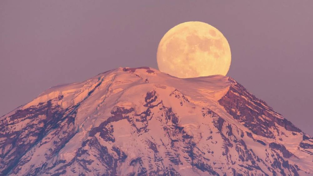 قمر الثلج يتألق في فبراير: حدث فلكي وثقافي لا يُفوّت