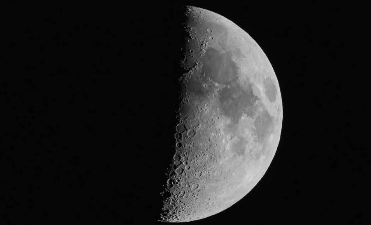 كشف لغز القمر: كيف أعادت اصطدامات قديمة تشكيل نصفه المظلم؟