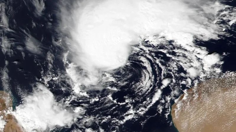 الرصد الجوي يحسم الجدل: لا عاصفة «هاري» في تونس… والإنذار الأحمر متواصل