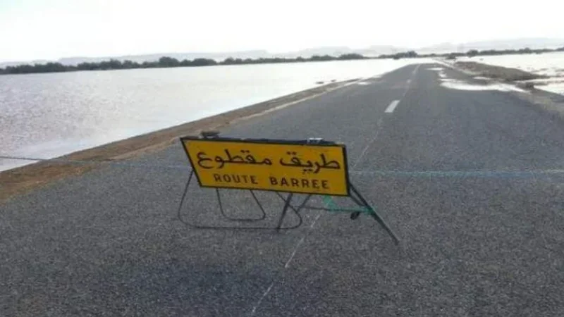 الطرقات المغمورة تحاصر تونس الكبرى وسواحل الشمال… وزارة التجهيز تحذر من المجازفة