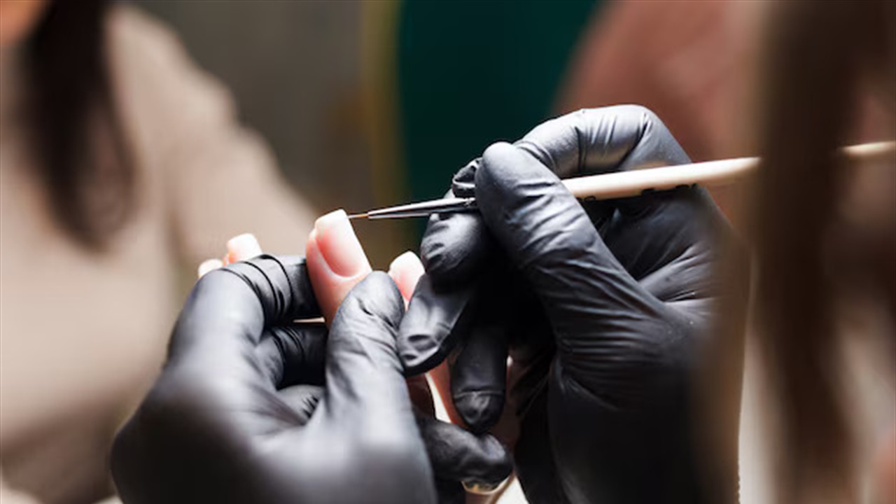 مال مُعدٍ؟ الأظافر الاصطناعية تحت مجهر الطب وتحذيرات صارمة في المستشفيات