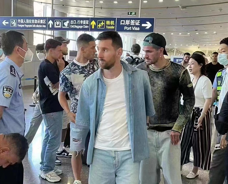 إيقاف ليونيل ميسي في مطار بكين