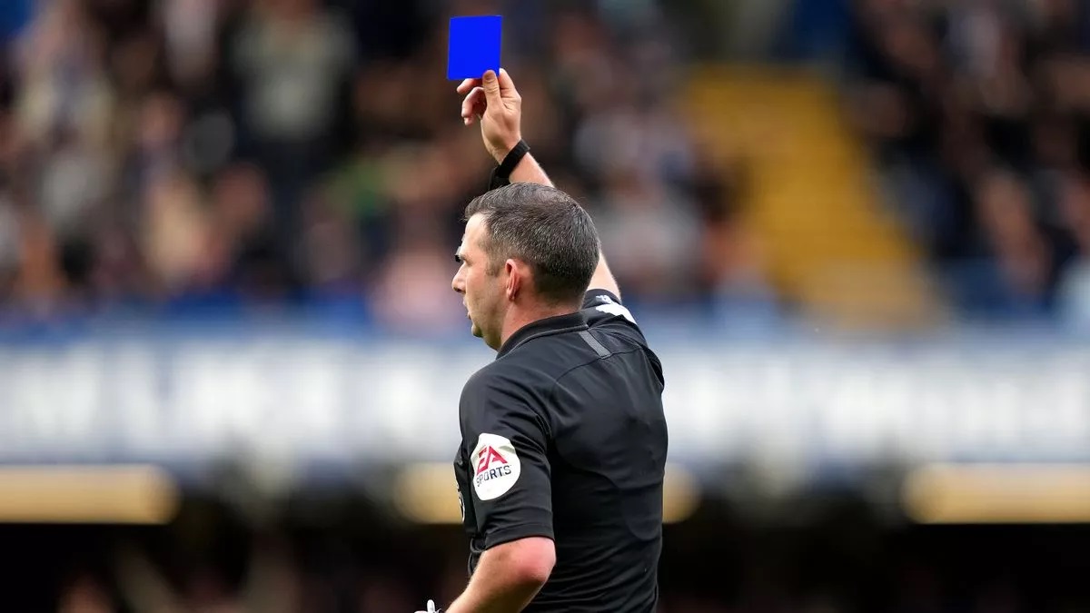 فيفا ينفي استخدام البطاقة الزرقاء في مباريات كرة القدم الكبيرة