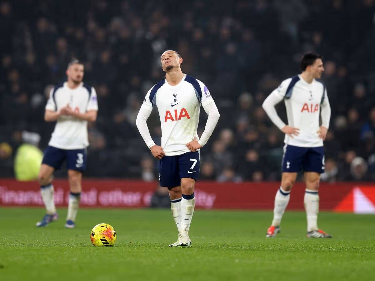 النتائج تُسقط فرانك… توتنهام يدفع ثمن الانهيار المحلي رغم التألق الأوروبي