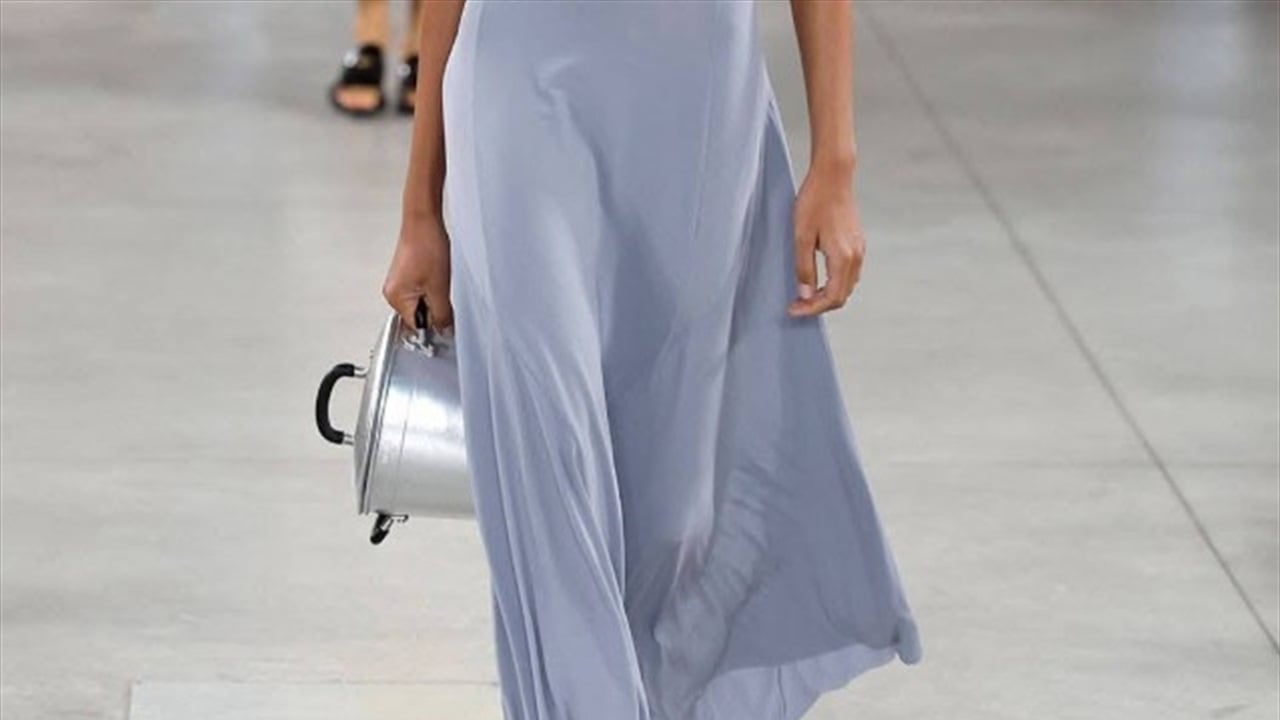 موسكينو تكسر القواعد: حقيبة طنجرة تثير الجدل في عرض ربيع 2026