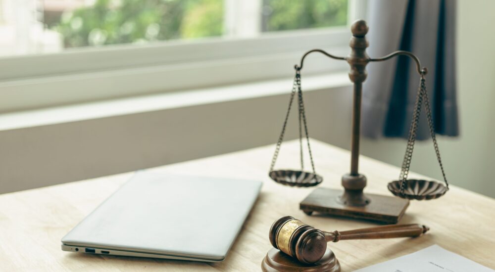 فضيحة روضة حي النصر تهز الرأي العام: 8 متهمين وملاحقة دولية لمالكة الروضة بعد اعتداء جنسي على طفل