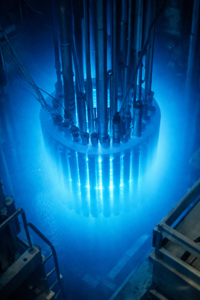 توهج أزرق داخل المفاعلات النووية… سرّ يشبه الضوء القادم من عالم آخر