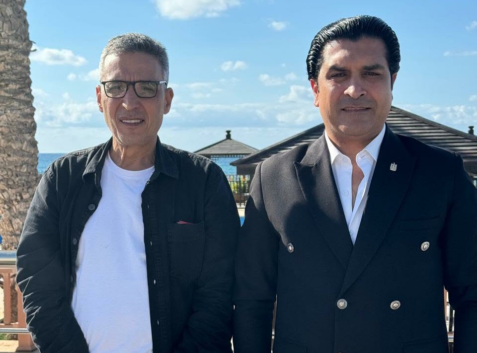 رئيس جمعية الأخوّة المصرية التونسية أحمد سمير يهنئ علاء طه بحصده جائزة هيكل للصحافة