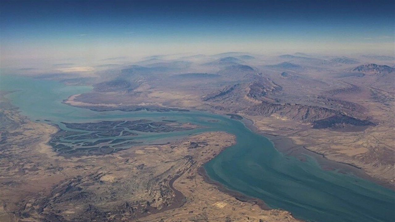 هرمز تحت التوتر: إيران تسمح بمرور سفن دول وتلوّح بمنع أخرى