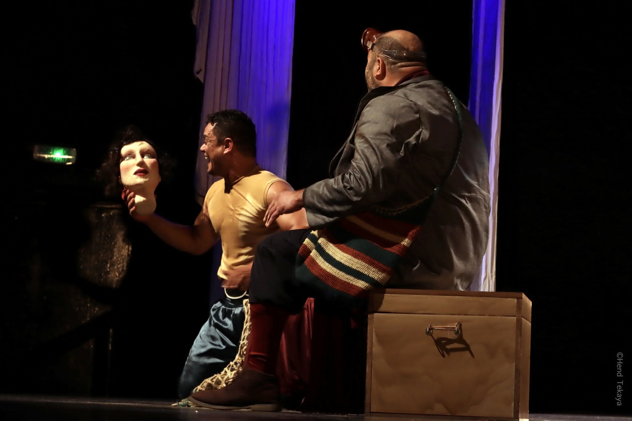 “وصايا الديك”… عرض مسرحي يعرّي الوجع ويكسر صمت الأسئلة الكبرى