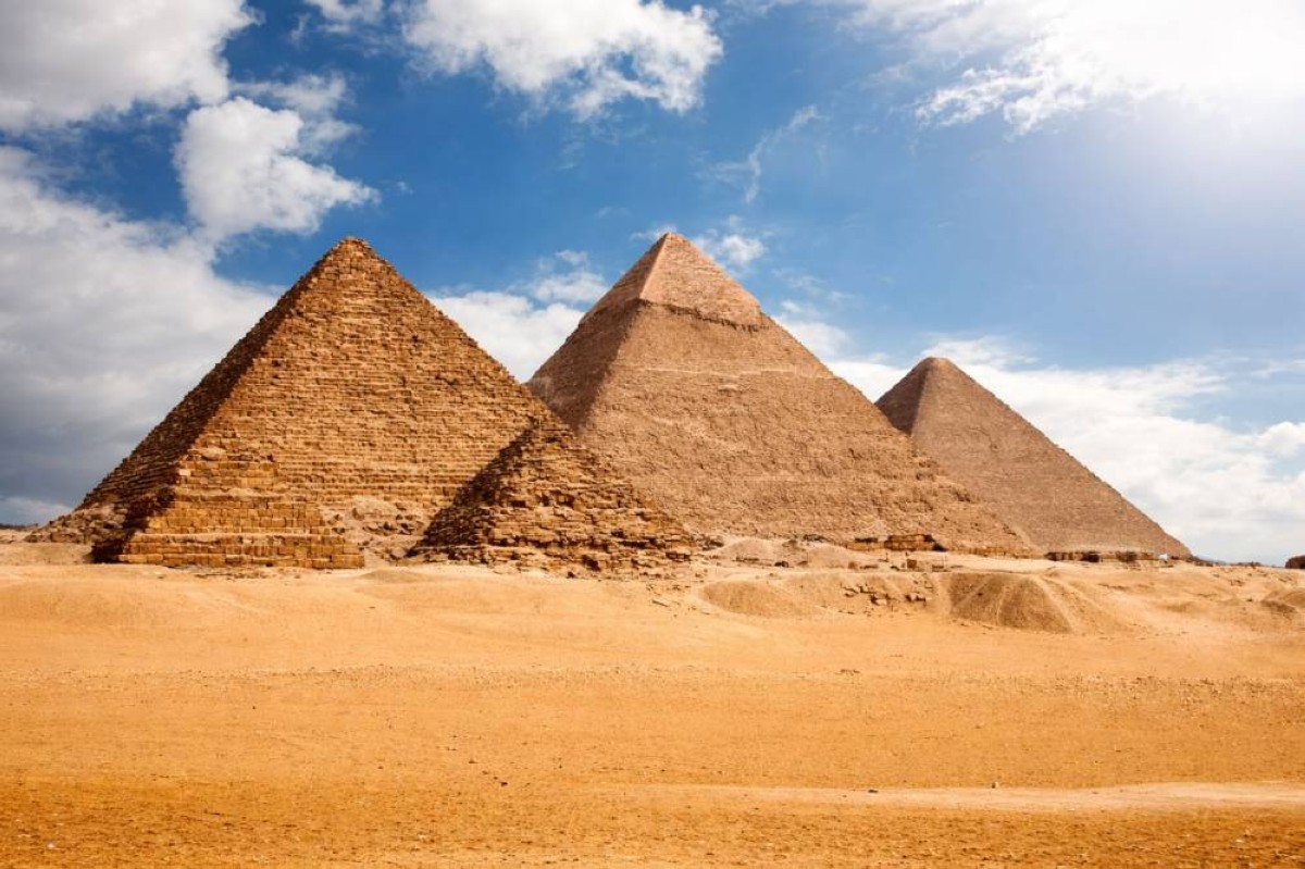 لماذا توقف الفراعنة عن بناء الأهرامات؟ دراسة في أسباب التحول الجنائزي في مصر القديمة