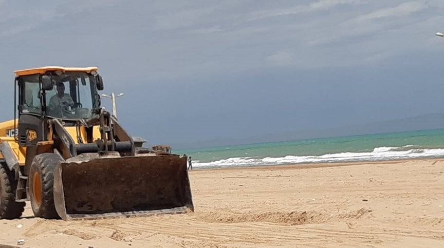 تونس تبدأ أعمال تنظيف الشواطئ استعدادًا لموسم سياحي واعد"      تتضمن البيانات التي نشرتها وكالة حماية وتهيئة الشريط الساحلي على صفحتها الرسمية على فيسبوك أن أعمال تنظيف الشواطئ ستستمر حتى سبتمبر 2023، ومن المتوقع أن تصل تكلفة هذه الأعمال إلى حوالي 1.88 مليون دينار.  برنامج أعمال التنظيف لعام 2023 يشمل التدخل في 133 شاطئًا على طول 192 كيلومترًا ومساحة إجمالية تبلغ حوالي 5739 هكتارًا. يتضمن البرنامج تنفيذ تمشيط دوري وغربلة الرمال، وتنظيف الكثبان الرملية ومداخل الشواطئ يدويًا، بالإضافة إلى دعم البلديات الساحلية التي لا تتضمنها عمليات التنظيف الآلية في أيام العمل.  تأتي هذه الخطوة في الوقت الذي أكدت فيه الهياكل الحكومية والمهنية أن جميع المؤشرات تشير إلى موسم سياحي واعد، وقد يتجاوز الأداء الذي حققته تونس في موسم 2019، حيث استقبلت البلاد 10 ملايين سائح. يجب الإشارة إلى أن السياحة الشاطئية تعد جزءًا هامًا من قطاع السياحة في تونس.  صرح مدير عام الديوان الوطني التونسي للسياحة، نزار سليمان، لوكالة الأنباء التونسية (وات) في 3 يونيو 2023 بأن جميع المؤشرات تشير إلى أن الموسم السياحي سيكون جيدًا ومن المتوقع تحقيق نتائج أفضل من تلك التي تم تسجيلها في عام 2019.