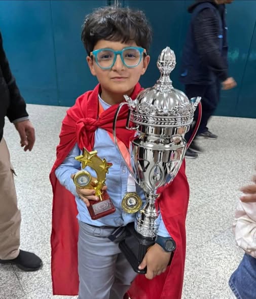 طفل تونسي يهزم عباقرة العالم: إنجاز مدوٍّ من تبرسق إلى منصة التتويج الدولية