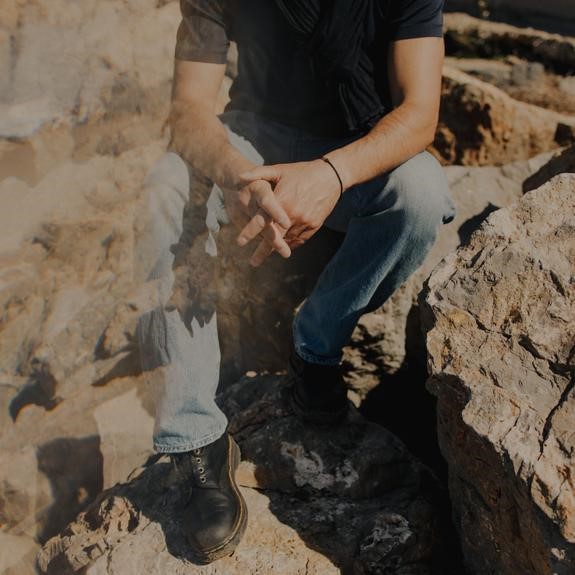 من زنزانة الدوحة إلى صمت باريس… خبير فرنسي يفجّر قضية “الخذلان المزدوج”