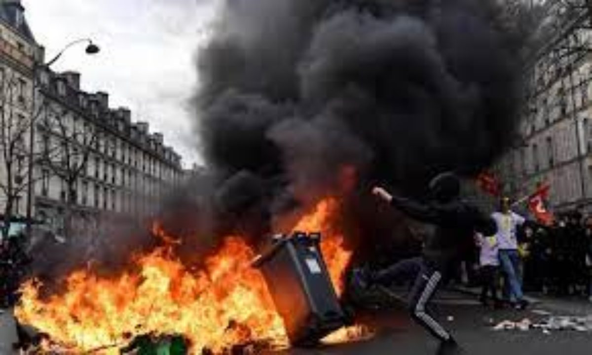 فرنسا تشهد أعمال شغب متواصلة وماكرون يرأس اجتماعًا طارئًا للتصدي للفوضى