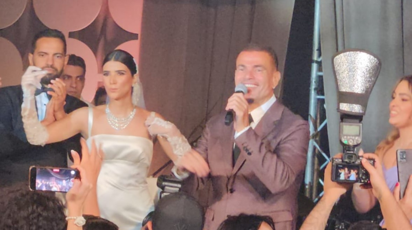 عمرو دياب يثير ضجة واسعة: حادثة طرد مهندس الصوت في حفل زفاف الفنانة ريم سامي
