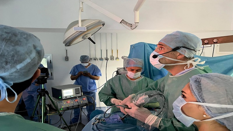 عملية جراحية متقدمة بالمنظار: نقلة نوعية في الطب التونسي
