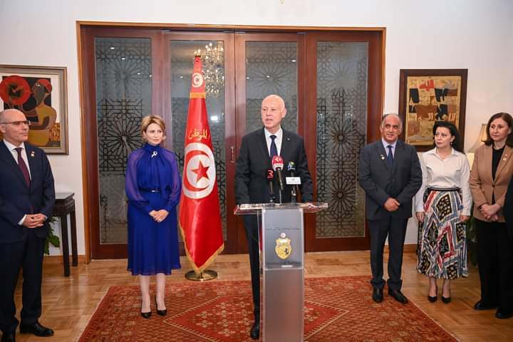 رئيس الجمهورية يلتقي أفراد الجالية التونسية في بكين ويشدد على دورهم في تنمية الوطن