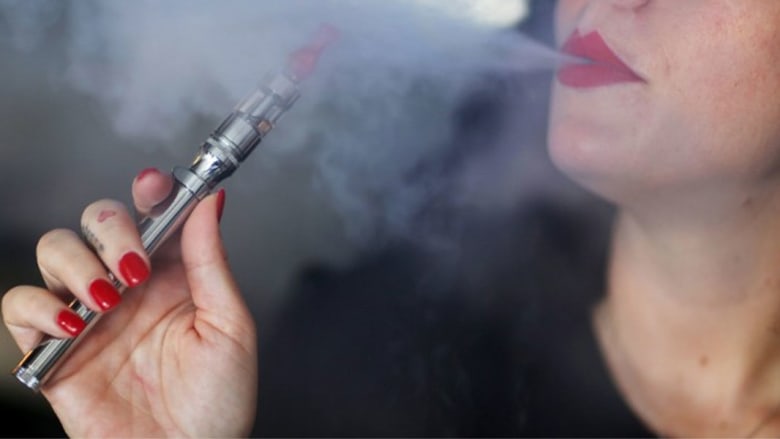 التحذير من خطورة السجائر الإلكترونية على صحة المراهقين في تونس