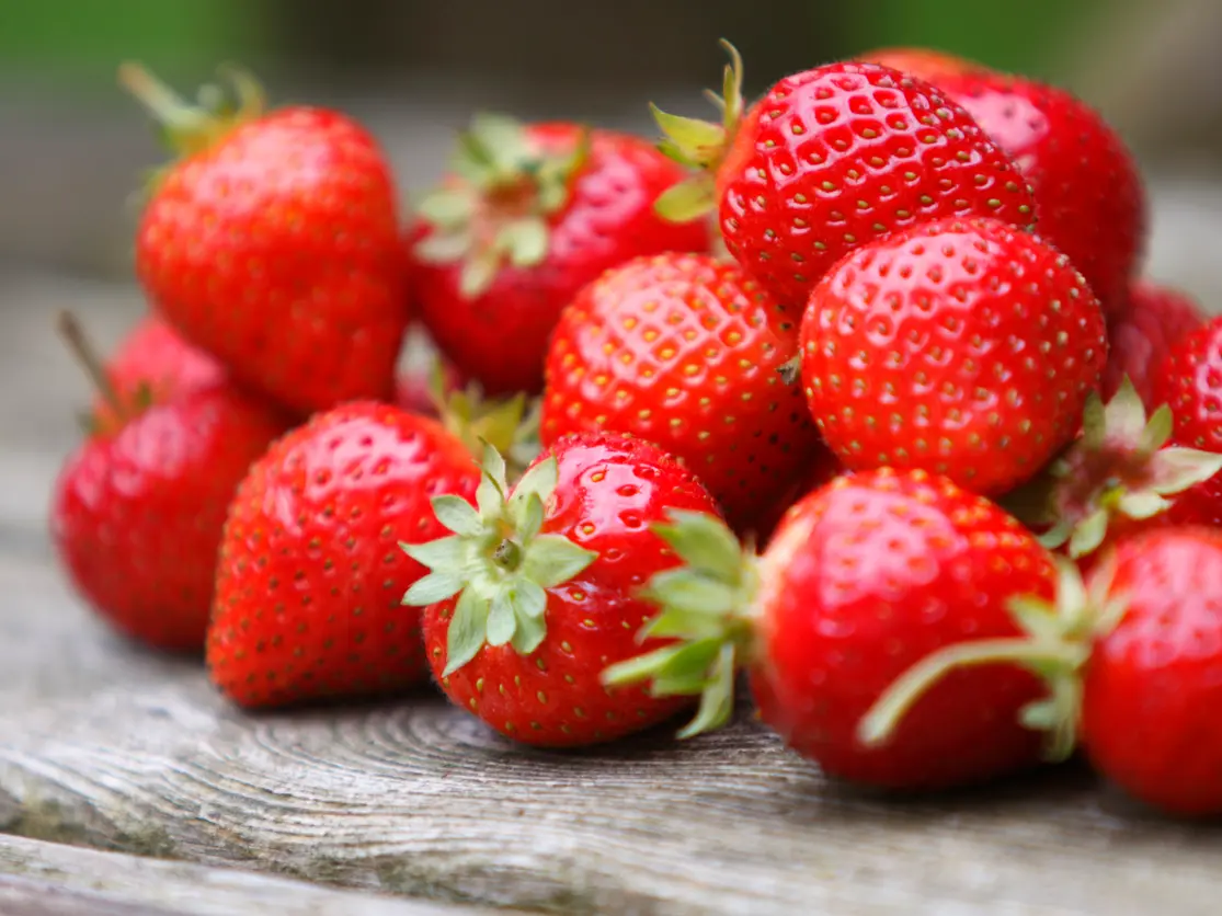 🍓 كوب يومي ينقذك من أمراض قاتلة: الفراولة تدخل قائمة “الغذاء كدواء”!