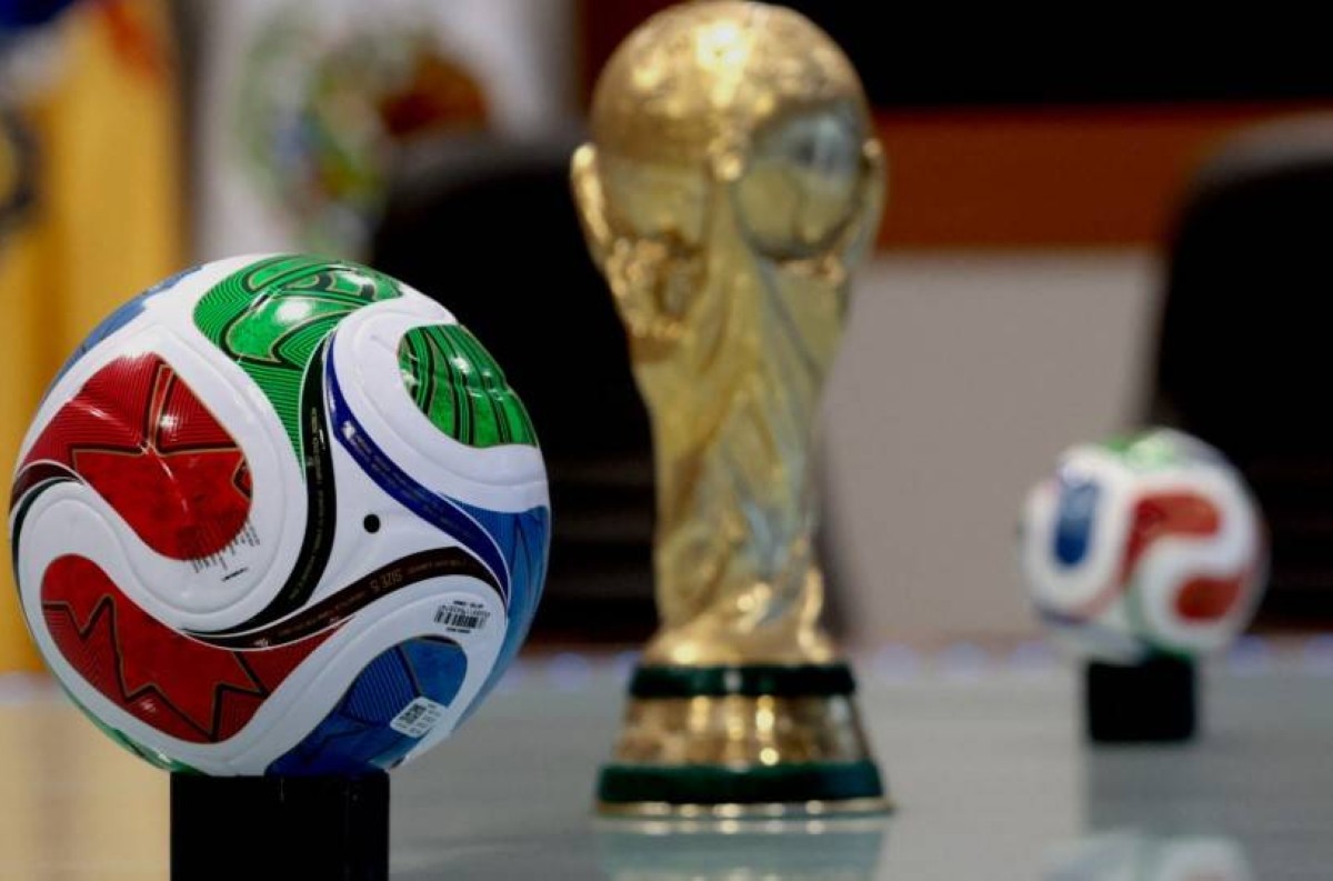 مونديال 2026 يدخل عصر الذكاء الاصطناعي.. الكرة التي تُشحن بالكهرباء وتكشف أسرار التسلل في أجزاء من الثانية!
