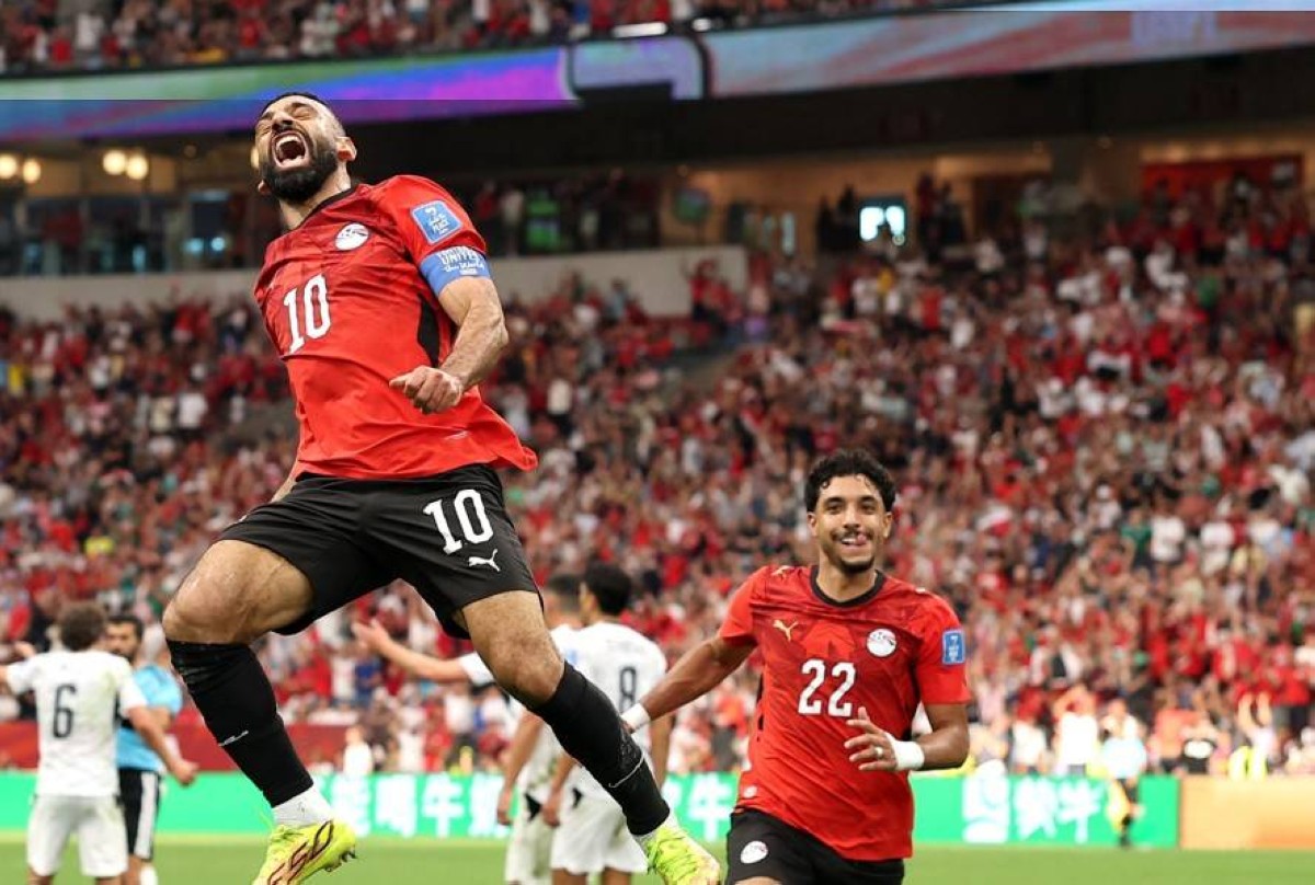 صلاح يحطم أسوار التاريخ.. "الملك المصري" يقود الفراعنة لأول انتصار مونديالي ويقترب من عرش حسام حسن