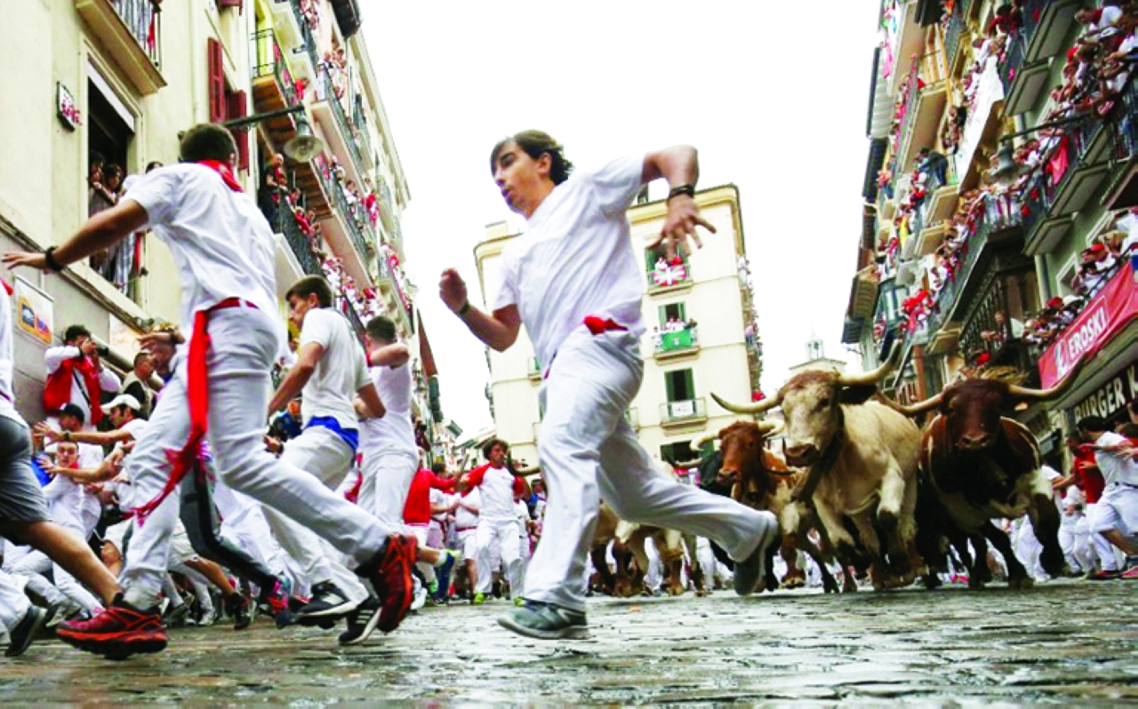 سباق الثيران في مهرجان سان فيرمين: إثارة وجذب سياحي