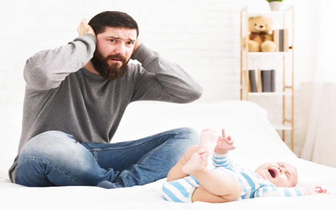 إنجاب الأبوّة والمتاعب النفسية: دراسة بريطانية تكشف عن انتكاس الرجال بعد أن يصبحوا آباء!