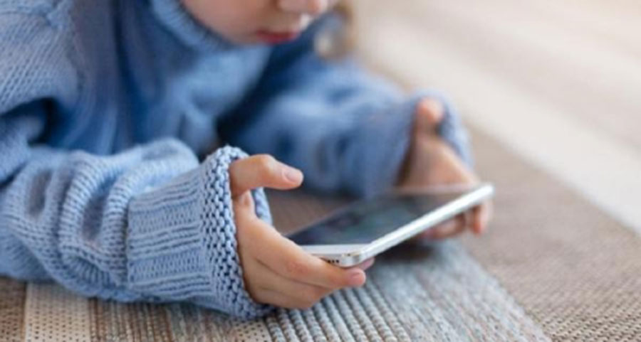 دراسة تكشف النتائج: تأثير الحد من استخدام الأجهزة الإلكترونية على صحة الأطفال