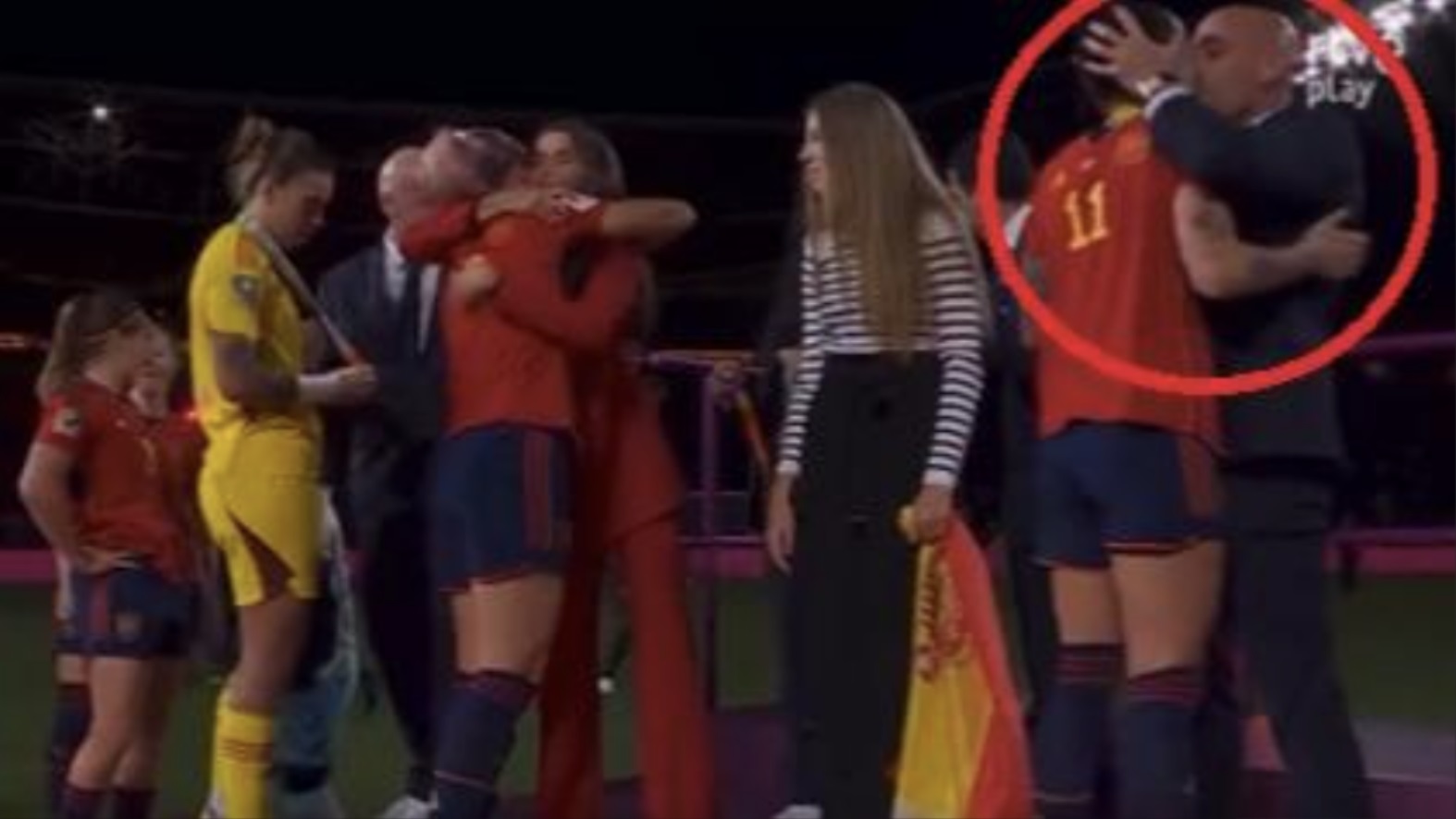 رئيس الاتحاد الإسباني لكرة القدم يقبّل لاعبة منتخب السيدات على منصة التتويج من فمها
