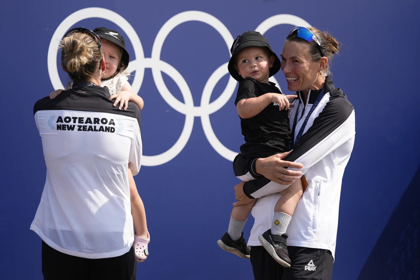 أمهات يسطرن التاريخ: ميداليات أولمبية في التجديف لأمهات عاديات في أولمبياد باريس 2024