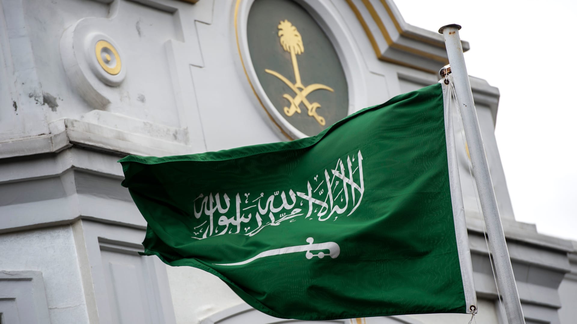 تصاعد التوتر في الشرق الأوسط: السفارة السعودية في بيروت تدعو المواطنين للمغادرة الفورية