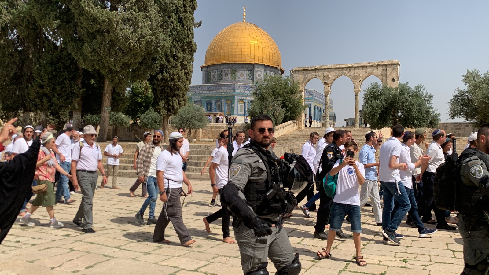 مستوطنون يقتحمون المسجد الأقصى بحماية الشرطة الإسرائيلية ويؤدون طقوسًا تلمودية