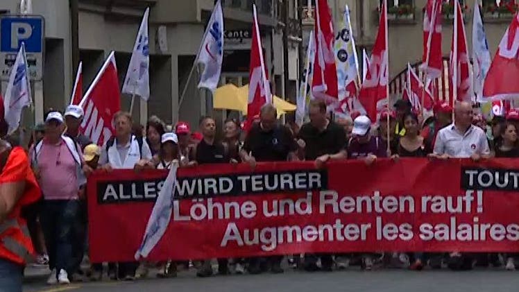 آلاف الأشخاص يتظاهرون في سويسرا مطالبين بزيادة الأجور والمعاشات التقاعدية