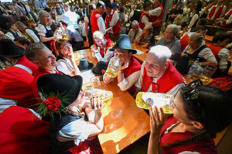 مهرجان البيرة العالمي: أكتوبر فيست يجمع بين عشاق البيرة في ميونخ