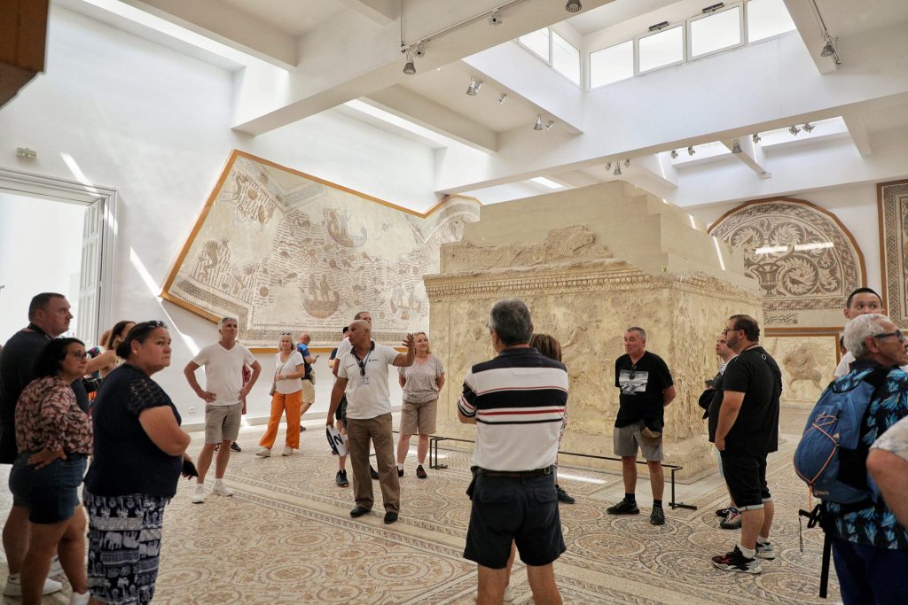 إعادة افتتاح المتحف الوطني بباردو وجذب الزوار: نجاح كبير وتأثير إيجابي على السياحة والتعليم في تونس