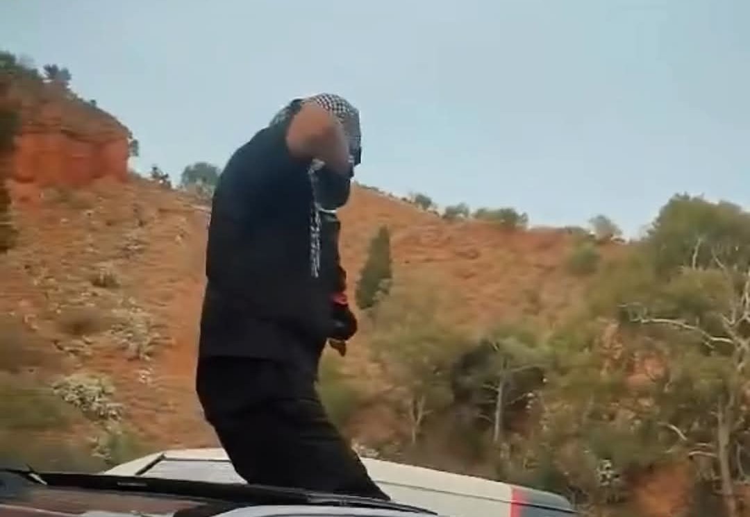 شاب يواجه السجن بعد تصويبه سلاحًا مزيفًا نحو دورية أمنية في سيدي بوسعيد