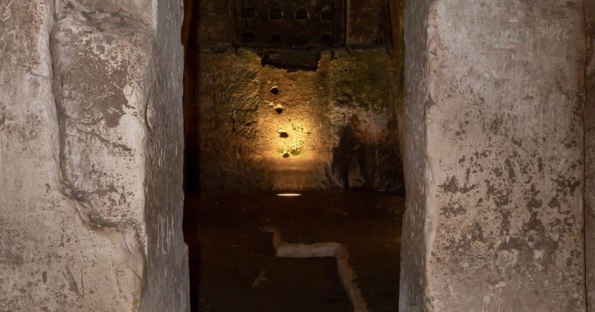 أثناء إنقاذ مقابر الفراعنة من السيول.. علماء الآثار يعثرون على مقبرة سرية عمرها 3300 عام!