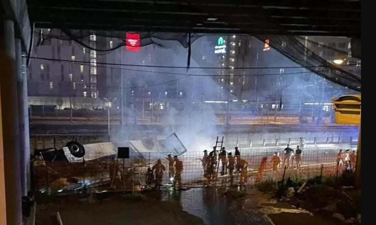 كارثة في فينسيا: سقوط حافلة من جسر يؤدي إلى مأساة تكلف حياة العديد وتشتعل النيران