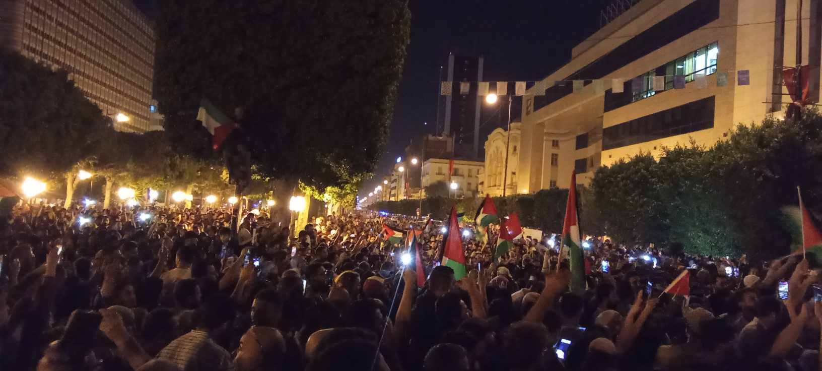 احتجاجات ليلية في تونس أمام السفارة الفرنسية رفضًا للهجمات الإسرائيلية في غزة