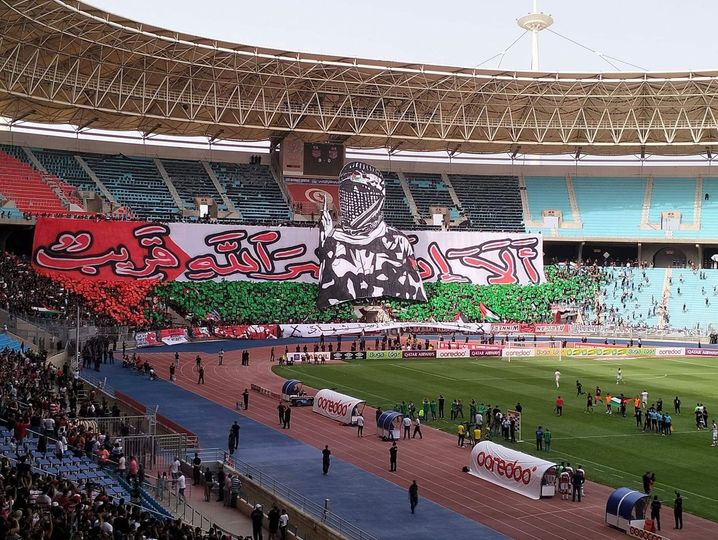 جماهير النادي الإفريقي تُقدم عرض "تيفو" مميز تضامنًا مع الشعب الفلسطيني