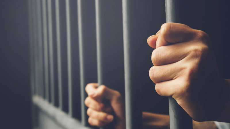ثلاثة متطرفين بريطانيين من اليمين المتطرف يسجنون لفترات طويلة بعد إدانتهم بالتخطيط لهجمات على مساجد وكنس