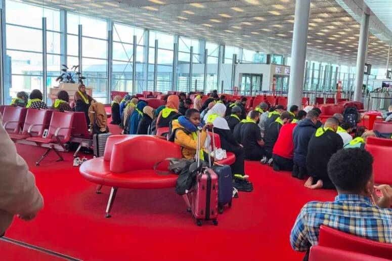 صلاة مسلمين في مطار شارل ديغول بباريس تثير جدلا في فرنسا