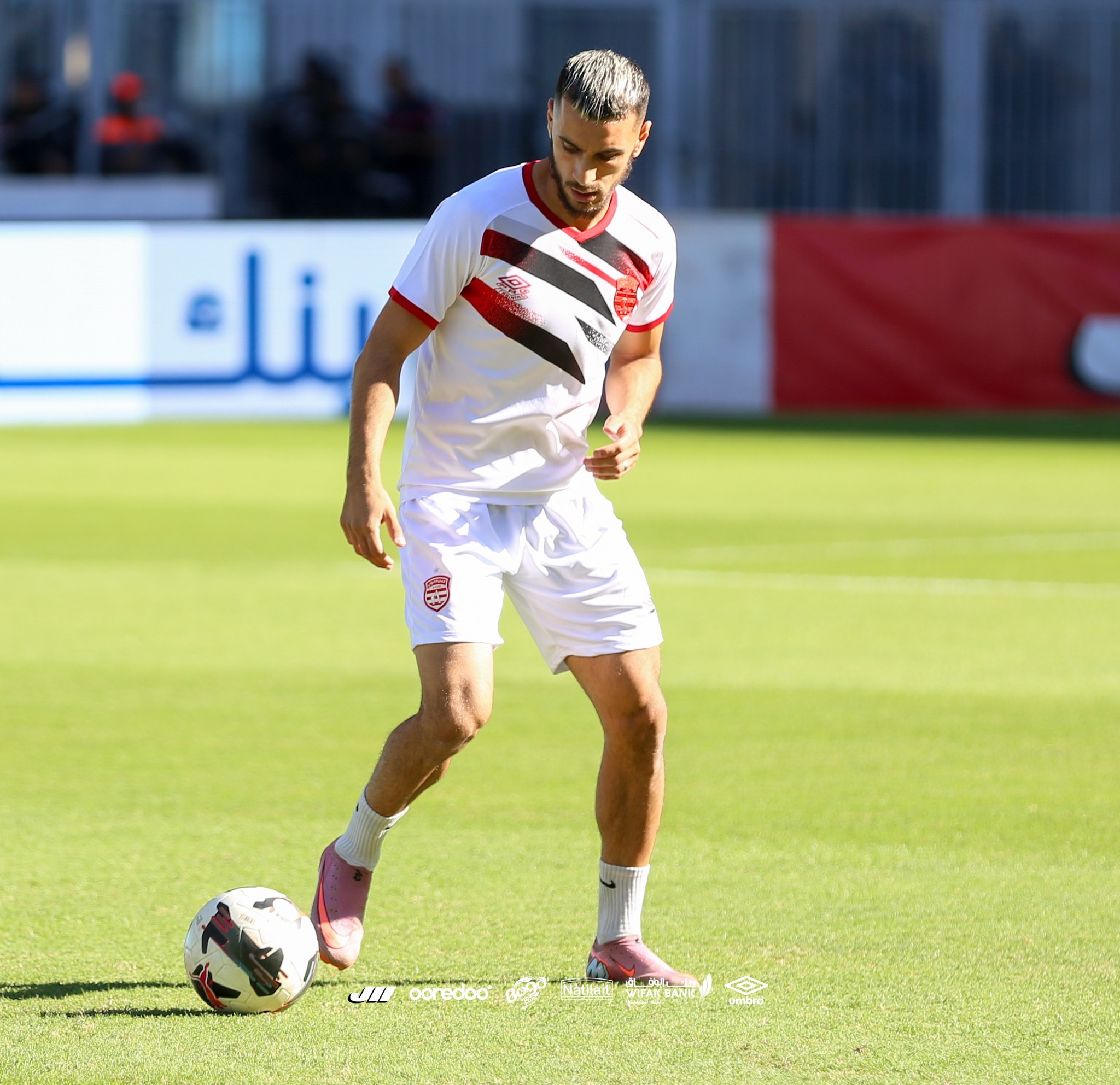 إصابة بلال آيت مالك تُثير القلق.. لكن الخبر السعيد لجماهير الإفريقي قبل الدربي!